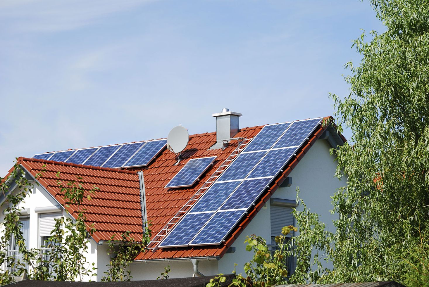 Auf dem Dach eines Hauses sind Solar-Module angebracht